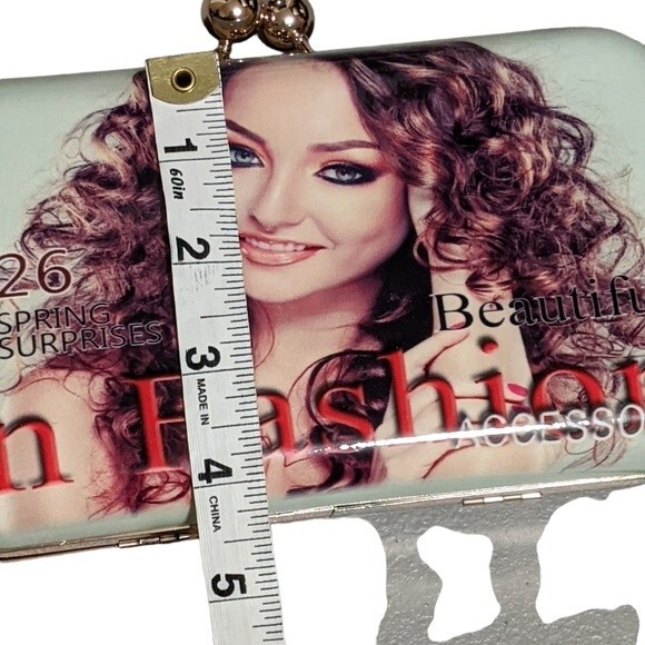 Clutch or Cross body gold chain strap kiss closure novelty and whimsical - Picture 5 of 8